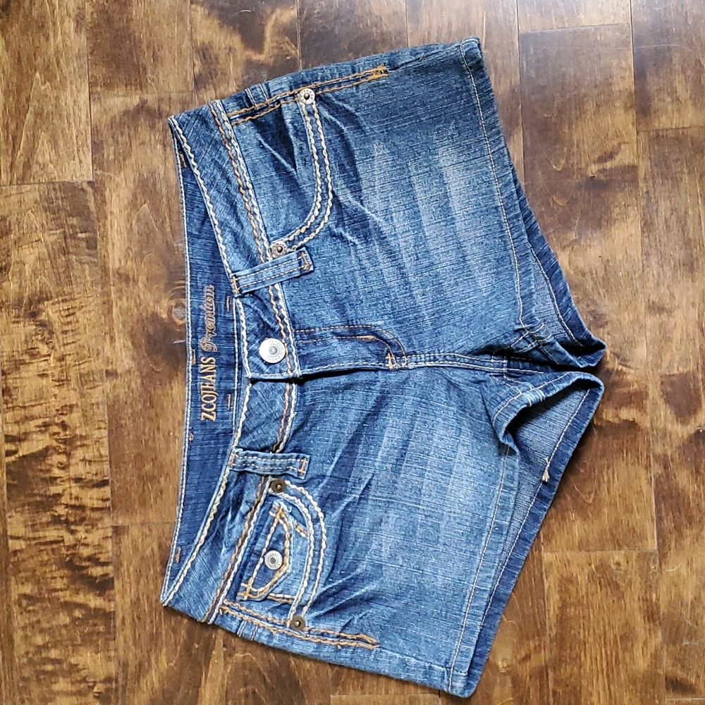 Jean short with decorative stitching on back pockets. Size 9, ZCOJEANS